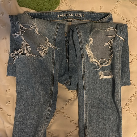 American Eagle light denim jeans with rips in the knees - Picture 2 of 4
